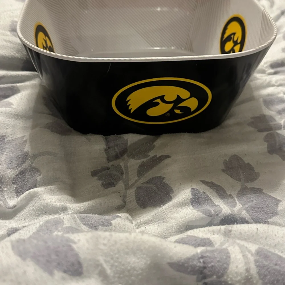 NWT Official Iowa Hawkeyes Black/Yellow Large Party Bowl Heavy